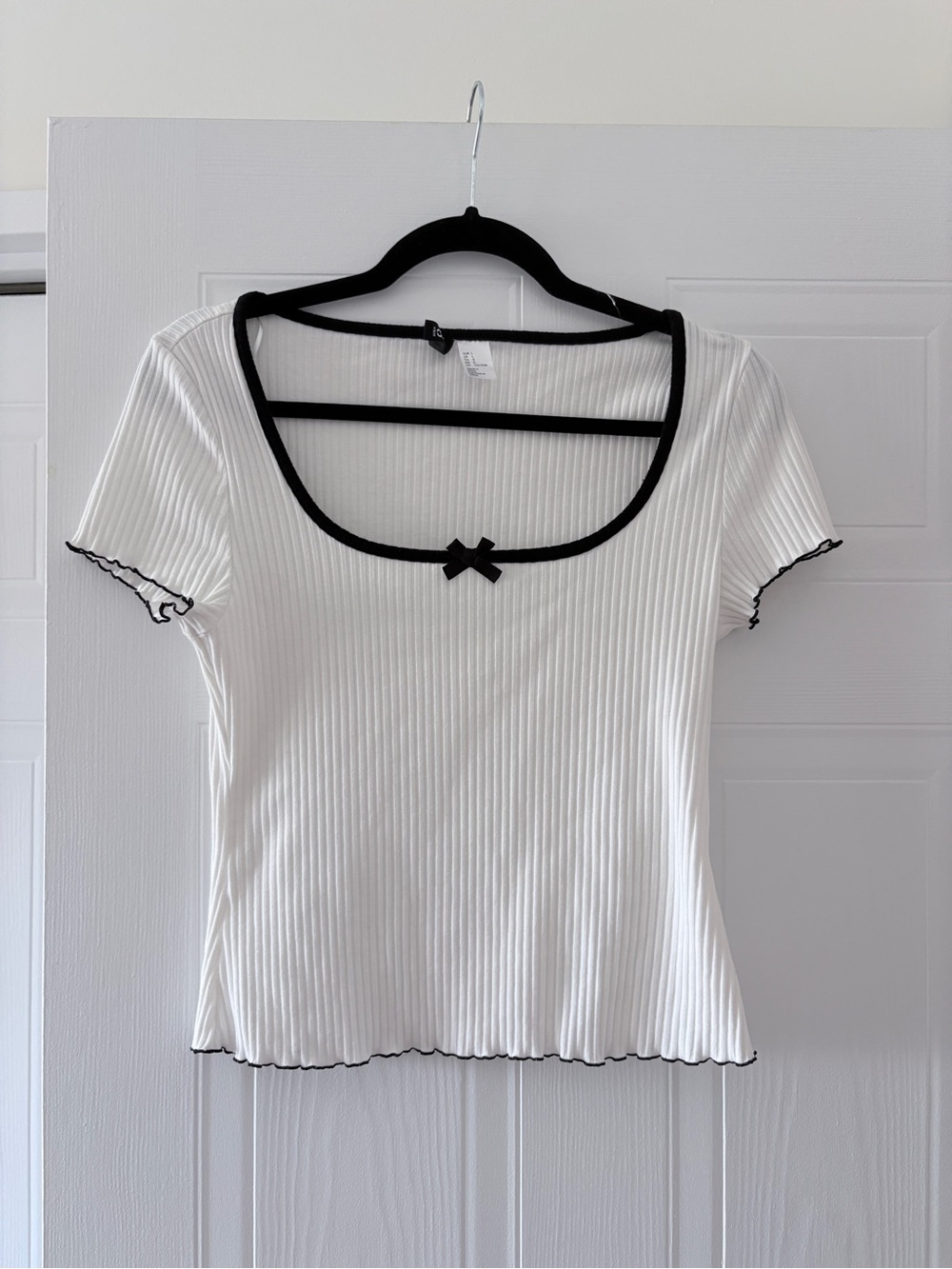 H&M White Ribbed Scoop Neck Tee with Black Trim and Bow